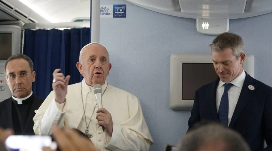 El Papa Francisco en el avión de regreso de Japón. Crédito: Hannah Brockhaus / ACI?w=200&h=150