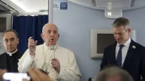 El Papa Francisco en el avión de regreso de Japón. Crédito: Hannah Brockhaus / ACI