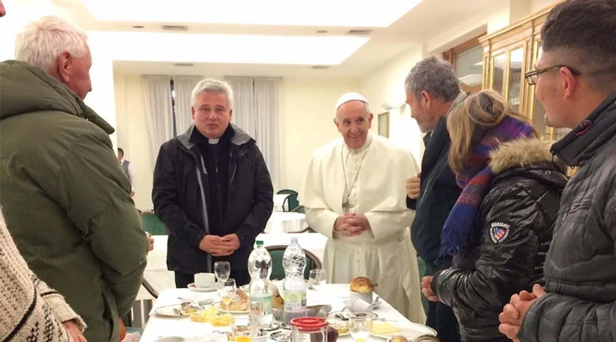 Papa Francisco en desayuno con personas sin hogar en la Casa Santa Marta. Foto: L'Osservatore Romano.?w=200&h=150