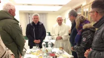 Papa Francisco en desayuno con personas sin hogar en la Casa Santa Marta. Foto: L'Osservatore Romano.