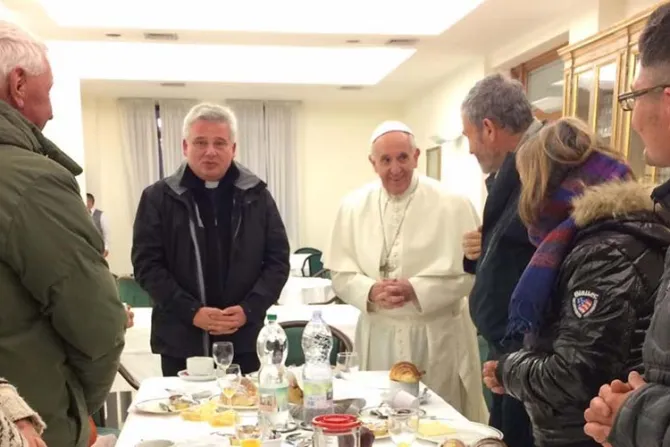 El Papa Francisco celebró su 80 cumpleaños desayunando con personas sin hogar