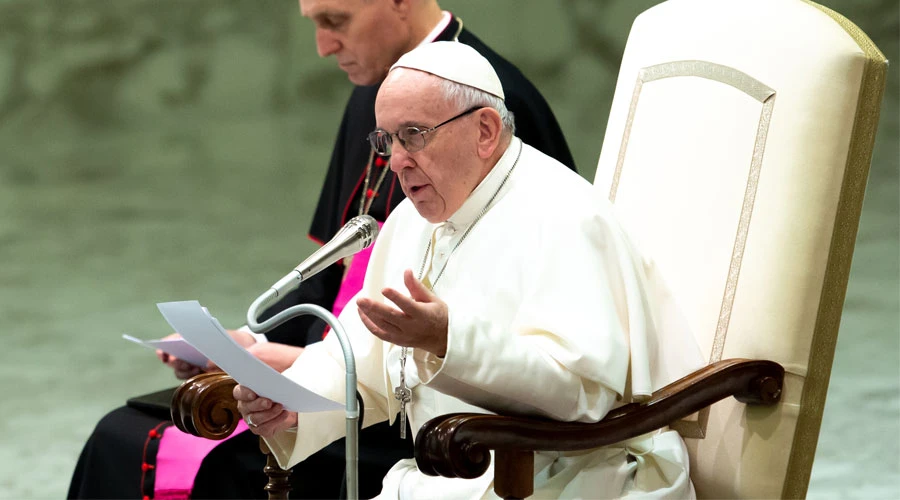 El Papa pronuncia su catequesis durante la Audiencia. Foto: Daniel Ibáñez / ACI Prensa?w=200&h=150