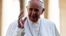 El Papa saluda a los fieles en el Vaticano. Foto: Daniel Ibáñez / ACI Prensa