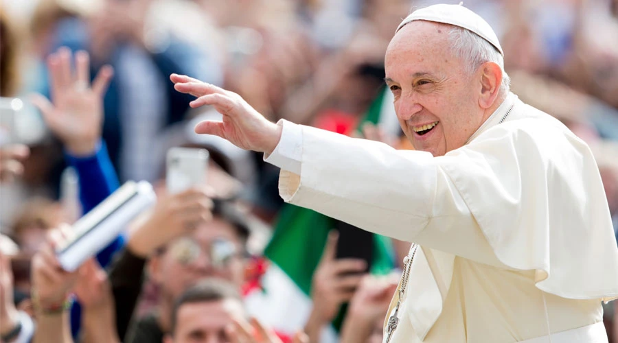 El Papa Francisco saluda a los fieles congregados en el Vaticano. Foto: Daniel Ibáñez / ACI Prensa?w=200&h=150