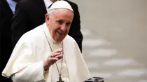 El Papa saluda a los fieles en el Aula Pablo VI. Foto: Daniel Ibáñez / ACI Prensa