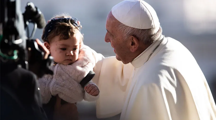 El Papa saluda a un niño durante la audiencia. Foto: Daniel Ibáñez / ACI Prensa?w=200&h=150