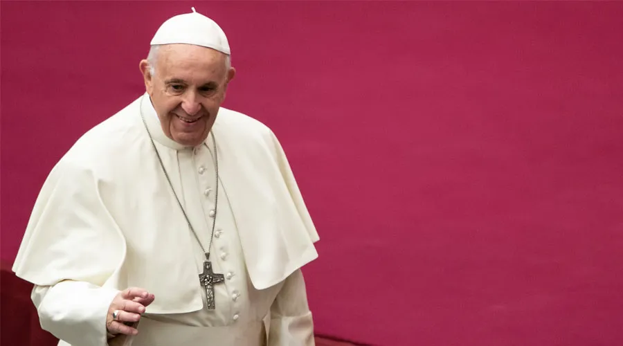 El Papa a su llegada al Aula Pablo VI. Foto: Daniel Ibáñez / ACI Prensa