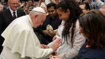 El Papa bendice a un niu00f1o en el vientre de su madre. Foto: Vatican Media