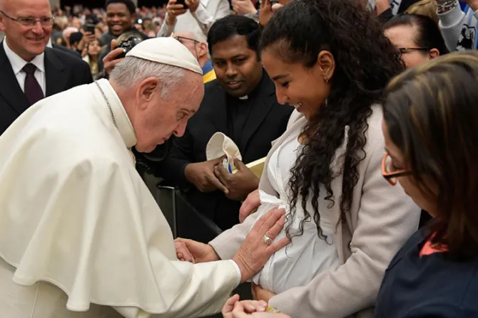 Católicos y ortodoxos pueden colaborar en favor de las familias, afirma el Papa