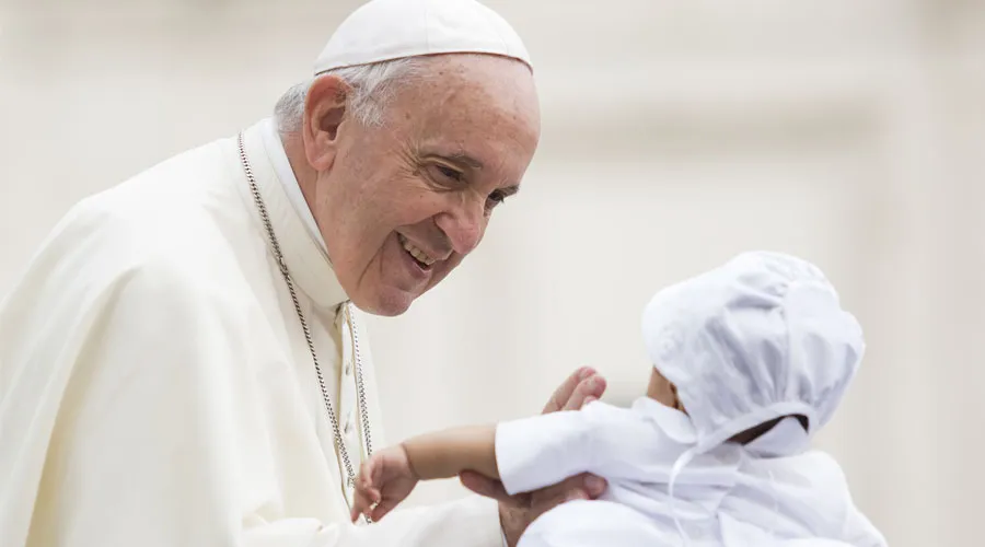 El Papa saluda a un niño durante la Audiencia. Foto: Marina Testino / ACI Prensa