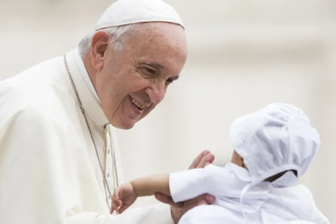 El Papa Francisco recuerda el deber de respetar a los padres: “Os han dado la vida”