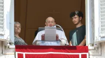 El Papa Francisco preside el Ángelus del domingo junto con una abuela y un nieto. Crédito: Vatican Media