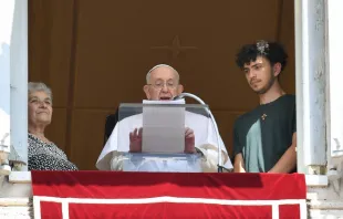 El Papa Francisco preside el Ángelus del domingo junto con una abuela y un nieto. Crédito: Vatican Media 