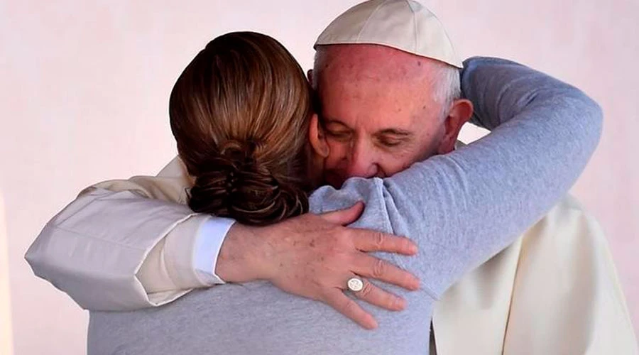 El Papa Francisco abraza a una mujer. Foto: Vatican Media?w=200&h=150