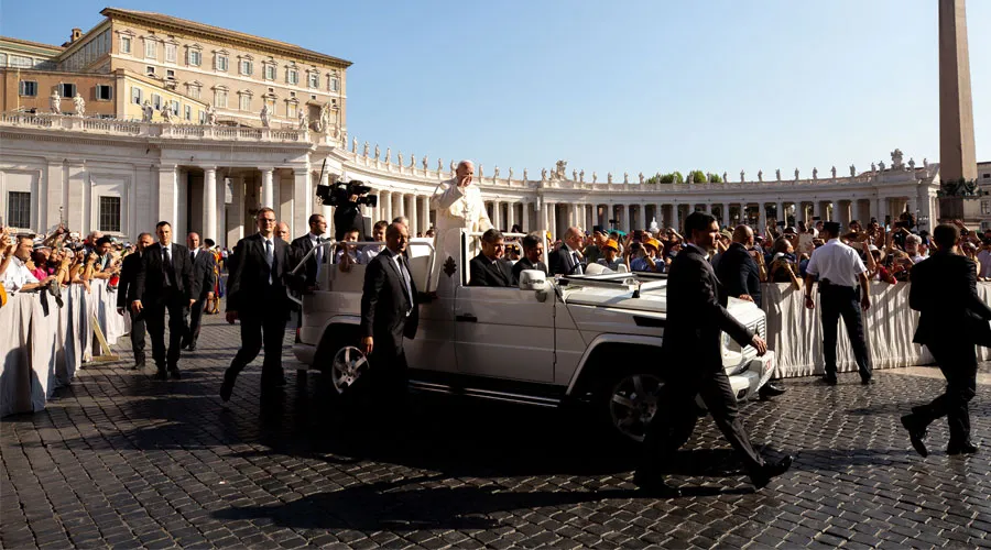 El Papa accede a la Plaza de San Pedro. Foto: Daniel Ibáñez / ACI Prensa?w=200&h=150