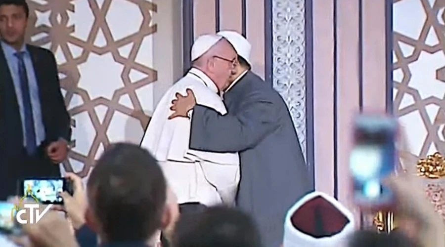 El Papa Francisco saluda al gran imán de Al-Azhar / Foto: Captura Youtube?w=200&h=150