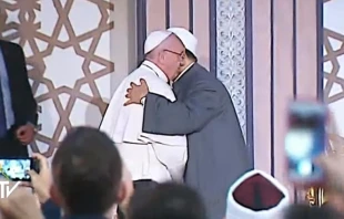 El Papa Francisco saluda al gran imu00e1n de Al-Azhar / Foto: Captura Youtube 