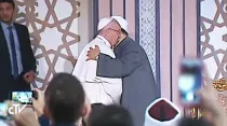 El Papa Francisco saluda al gran imán de Al-Azhar / Foto: Captura Youtube