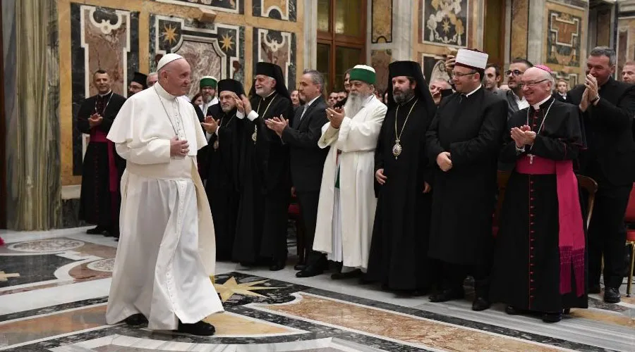 El Papa junto con la delegación de peregrinos albaneses. Foto: Vatican Media?w=200&h=150