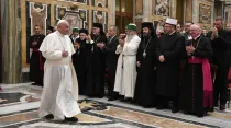 El Papa junto con la delegación de peregrinos albaneses. Foto: Vatican Media