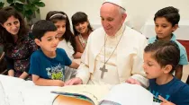 El Papa Francisco almuerza con refugiados sirios en el Vaticano / Foto: L'Osservatore Romano