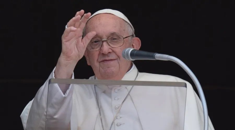 El Papa Francisco saluda a los fieles durante el Ángelus del domingo 25 de junio de 2023. Crédito: Vatican Media?w=200&h=150