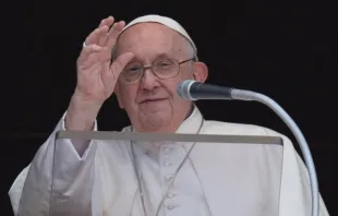 El Papa Francisco saluda a los fieles durante el Ángelus del domingo 25 de junio de 2023. Crédito: Vatican Media 