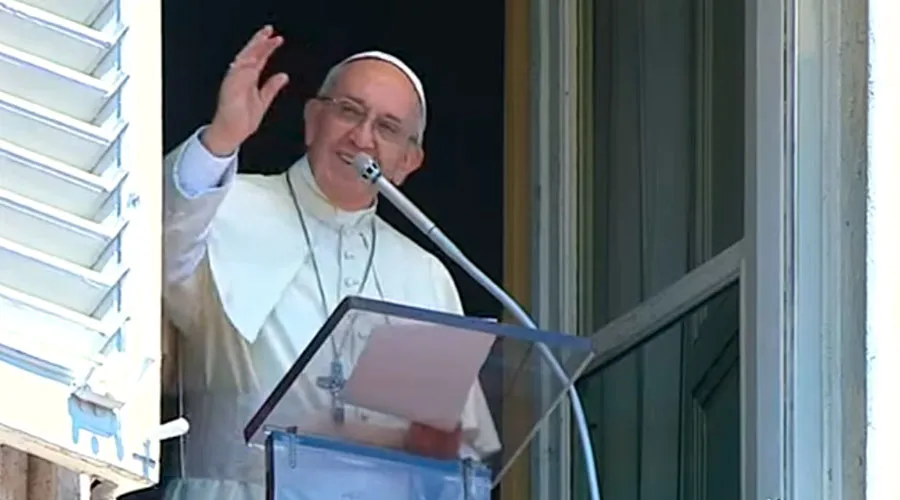 El Papa Francisco reza el ángelus en el día de la Asunción. Captura Youtube