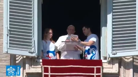 El Papa se inscribe en la JMJ Panamá 2019 con una tablet [VIDEO]