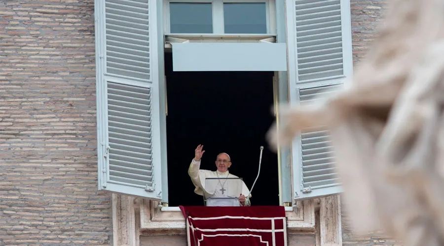 El Papa Francisco saluda a los fieles congregados junto al Palacio Apostólico. Foto: Daniel Ibáñez / ACI Prensa?w=200&h=150