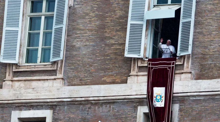 El Papa Francisco se dirige a los fieles desde el Palacio ApostÃ³lico. Foto: Daniel IbÃ¡Ã±ez / ACI Prensa