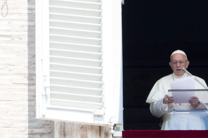 Las actitudes mundanas y formalismos legalistas contaminan la religión, advierte el Papa