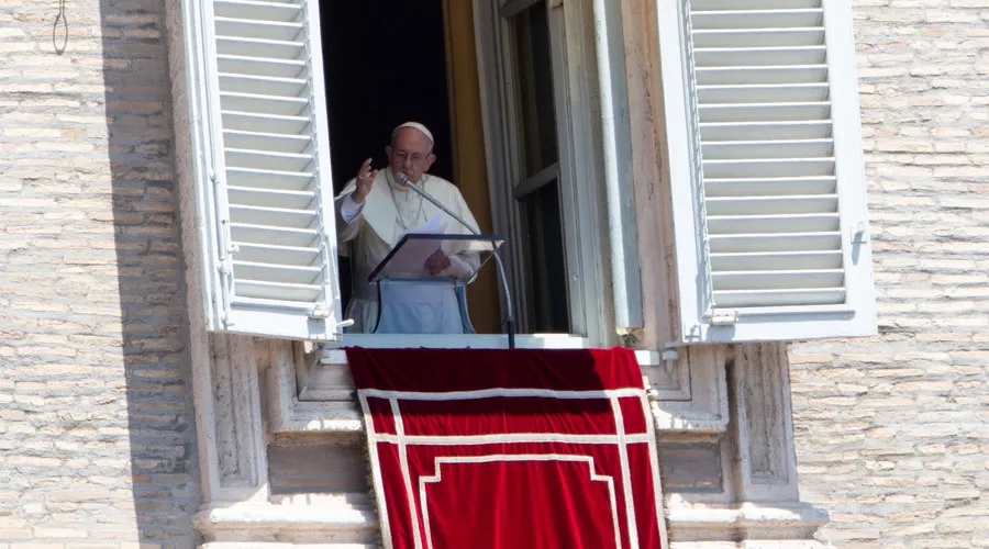 El Papa durante el Ángelus. Foto: Daniel Ibáñez / ACI Prensa