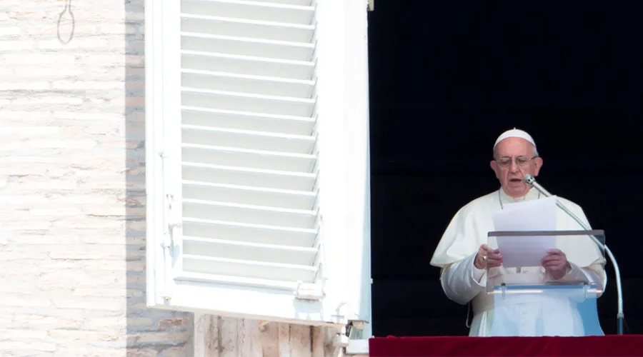 El Papa durante el rezo del Ángelus. Foto: Daniel Ibáñez / ACI Prensa?w=200&h=150