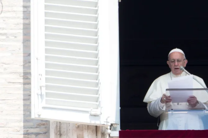 Al comulgar se recibe la vida misma del Señor, recuerda el Papa Francisco en el Ángelus