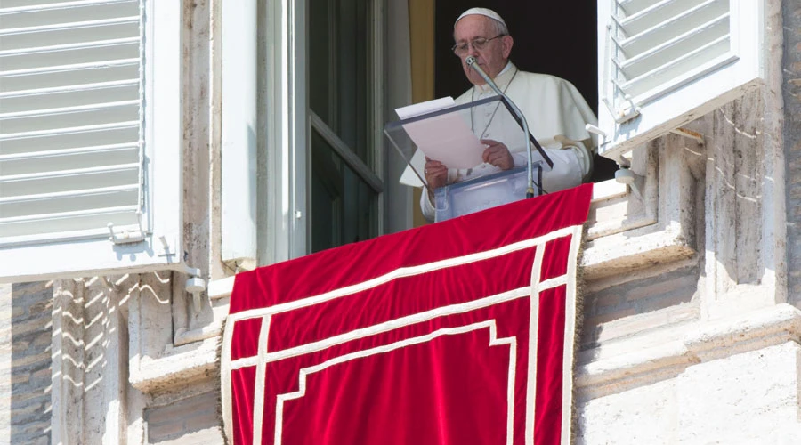 El Papa Francisco reza el Ángelus en el Vaticano. Foto: L'Osservatore Romano