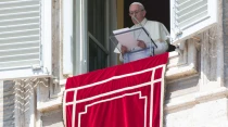 El Papa Francisco reza el u00c1ngelus en el Vaticano. Foto: L'Osservatore Romano