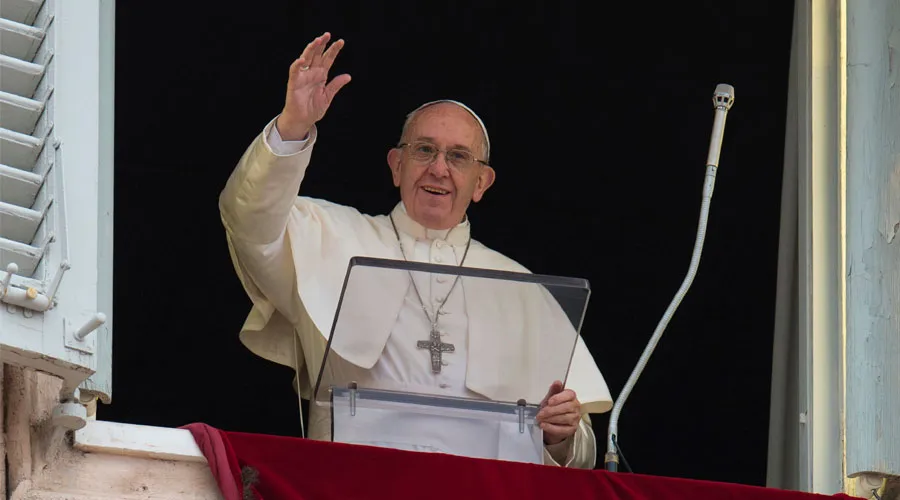 El Papa Francisco saluda a los fieles desde el Palacio Apostólico. Foto: Vatican Media