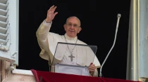 El Papa Francisco saluda a los fieles desde el Palacio Apostu00f3lico. Foto: Vatican Media