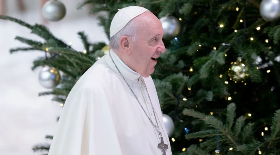 El Papa Francisco junto al Árbol de Navidad en al Aula Pablo VI en el Vaticano. Crédito: Daniel Ibáñez / ACI Prensa