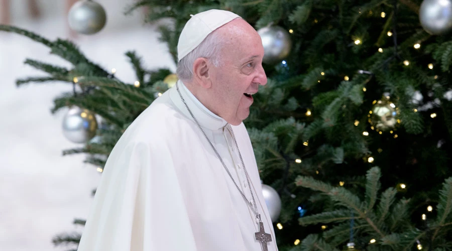 El Papa Francisco junto al Árbol de Navidad en al Aula Pablo VI en el Vaticano. Crédito: Daniel Ibáñez / ACI Prensa?w=200&h=150