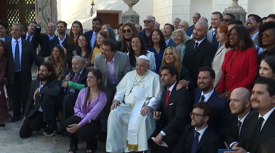 El Papa Francisco con J. Balvin, Eduardo Verástegui y otros artistas en el Vaticano. Crédito: EWTN Noticias