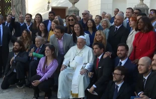El Papa Francisco con J. Balvin, Eduardo Veru00e1stegui y otros artistas en el Vaticano. Cru00e9dito: EWTN Noticias 