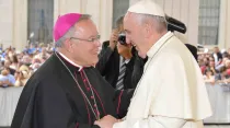 El Papa Francisco y Mons. Charles Chaput, Arzobispo de Filadelfia (Estados Unidos). Foto L'Osservatore Romano