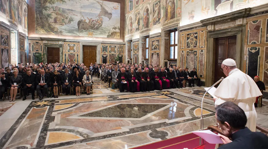El Papa habla ante los asistentes a la Asamblea. Foto: Vatican Media