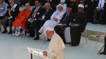 El Papa Francisco habla ante líderes religiosos en Asís. Foto: Daniel Ibáñez / ACI Prensa