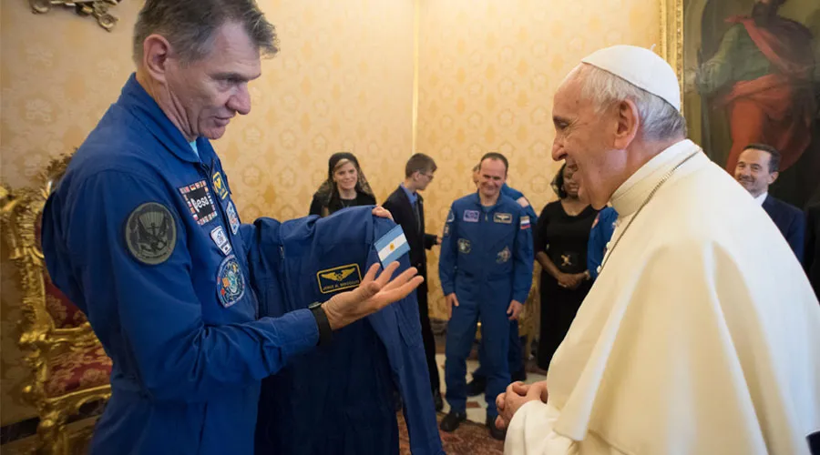 El astronauta Paolo Nespoli muestra al Papa el traje espacial. Foto: Vatican Media?w=200&h=150