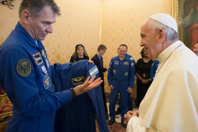 Astronautas de la Estación Internacional regalan al Papa un traje espacial 