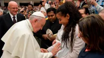 El Papa Francisco bendice a una madre. Foto: Vatican Media