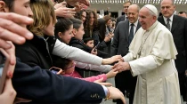El Papa saluda a los ju00f3venes en el Aula Pablo VI. Foto: Vatican Media